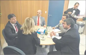  ??  ?? El fiscal de Asuntos Internacio­nales Manuel Doldán (der.), durante la reunión en Brasilia, con sus pares de Brasil.