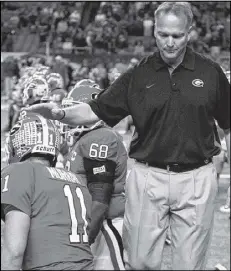  ?? CURTIS COMPTON / COMPTON@AJC.COM ?? Coach Mark Richt pats QB Aaron Murray on the head before the SEC title game.