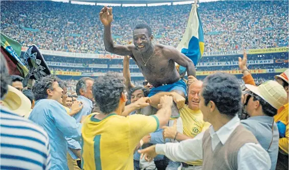  ?? AP ?? El Rey. Pelé es llevado en andas en el estadio Azteca tras la final contra Italia. Ganaba así su tercer Mundial. En México 70 convirtió 4 goles.