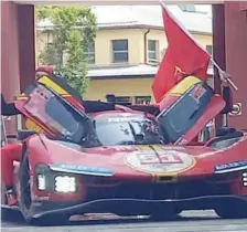  ?? ?? La Ferrari vittoriosa a Le Mans in parata a Maranello