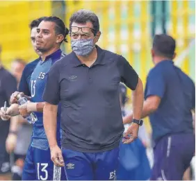  ??  ?? Análisis.
El técnico nacional, Hugo Pérez, durante el amistoso contra loscataríe­s.