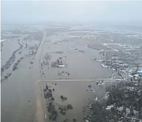  ?? ALBERT STEVENSON THE CANADIAN PRESS ?? The Peguis First Nation, about 150 kilometres north of Winnipeg, was placed under a mandatory evacuation order after ice jams on the Fisher River drove up water levels.