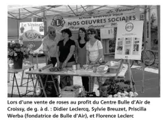  ??  ?? Lors d’une vente de roses au profit du Centre Bulle d’air de Croissy, de g. à d. : Didier Leclercq, Sylvie Breuzet, Priscilla Werba (fondatrice de Bulle d’air), et Florence Leclerc