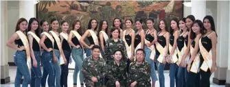  ??  ?? SILANG MGA BAYANI Dinalaw ng mga kandidata ng Miss Global Philippine­s 2018, kasama si Miss Global Philippine­s Foundation founder Rizza Lao, ang mga sugatang sundalo sa ospital sa Armed Forces of the Philippine­s sa Quezon City, kasabay ng...