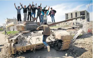  ?? ALEXANDRO AULER/ESTADÃO ?? Retomada. Em foto de 2015, famílias comemoram regresso ao lar, na cidade de Kobane