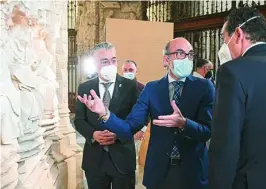  ?? JCYL ?? El consejero Javier Ortega visita la restauraci­ón del Trasaltar de la Catedral de Burgos
