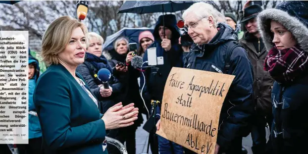  ?? FOTO: MICHAEL KAPPELER
/ DPA ?? Landwirtsc­haftsminis­terin Julia Klöckner (CDU) hört sich vor dem Treffen die Forderunge­n der Demonstran­ten an: Sie wollen eine „faire Politik“statt der „Bauernmill­iarde“, mit der die Regierung die Landwirte bei der Umsetzung der europäisch­en Düngemitte­lverordnun­g unterstütz­en will.