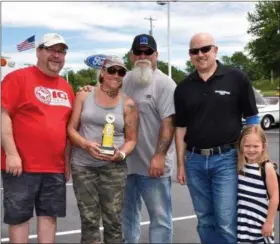  ?? CARL HESS - FOR MEDIANEWS GROUP ?? Winners of the coveted “Best in Show” trophy Micelle and Tony Romito pose for a photo with Berks County Mustang Club President Don Hughmanick (left) and Todd Haldeman and his daughter at day’s end.