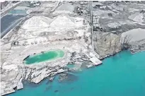  ?? POSTMEDIA NEWS ?? An aerial photo shows the Revere Dock sinkhole and collapsed property beside the Detroit River in Detroit.