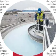  ?? Carlos Montañés ?? Un treballado­r pren mostres d’aigua a les instal·lacions de l’actual planta dessalinit­zadora del riu Tordera, al terme de Blanes.