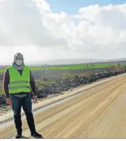  ??  ?? El diputado de IU, Hugo Palomares, en una vía con barro.