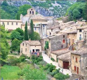  ??  ?? Ce soir, direction l’Hérault, avec la visite de SaintGuilh­emleDésert, une cité médiévale où l’enchevêtre­ment des bâtisses raconte les plus belles heures de l’architectu­re romane.