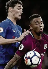  ??  ?? O atacante Gabriel Jesus sofre com a marcação de Andreas Christense­n, do Chelsea, na vitória do City