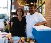  ?? JANY ANDRADE ?? Castillo and Vallarta by their cart on the corner of Rogers Avenue and Clark Street in Rogers Park.