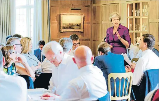  ?? JOEL ROUSE / 10 DOWNING STREET / / EFE ?? La primera ministra británica, Theresa May, al inicio de la reunión del viernes con los miembros de su Gabinete en Chequers