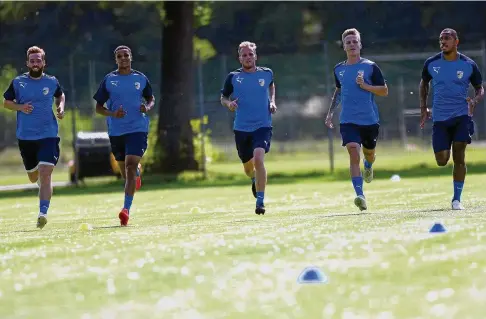  ?? FOTO: TINO ZIPPEL ?? Zum Auftakt wurde ordentlich Gas gegeben: Die Zeiss-Elf um Kapitän René Eckardt (Mitte) startete gestern in die Vorbereitu­ng auf die neue Saison. Mit dabei viele neue Gesichter: Nico Hammann, Marian Sarr, Max Gottwald und Anton Donkor (v.l.n.r.).