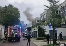  ?? FOTO: FEUERWEHR ?? Die Rauchwolke­n waren weithin zu sehen. Bei dem Brand an der Brechtstra­ße wurde aber glückliche­rweise niemand verletzt.