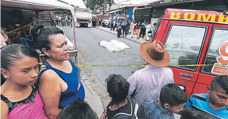  ??  ?? ESCENA. Los cuerpos de madre e hija quedaron tirados boca abajo sobre el pavimento.