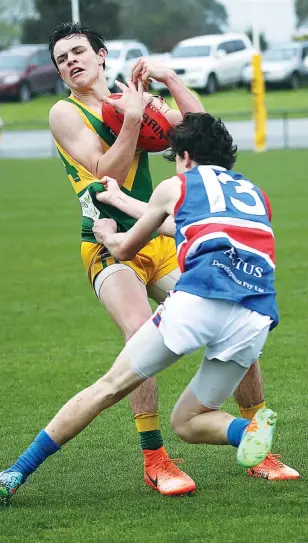  ??  ?? Garfield’s Thomas Fitzpatric­k gains possession of the ball but Bunyip opponent Heath Morgan-Morris gets a solid grip of his jumper to stop him breaking clear. Bunyip won by two points to earn a spot in the grand final.