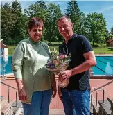  ?? FOTO: STEFAN EBERHARDT ?? Mit einem Blumenstra­uß begrüßte Bürgermeis­ter Jens Kramer den ersten Gast der neuen Saison im Freibad – Doris Scholz.