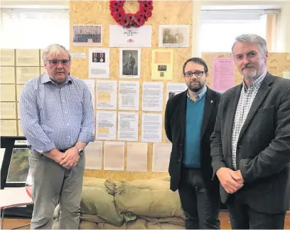  ??  ?? Chris Elmore MP and Huw Irranca-Davies AM at the exhibition