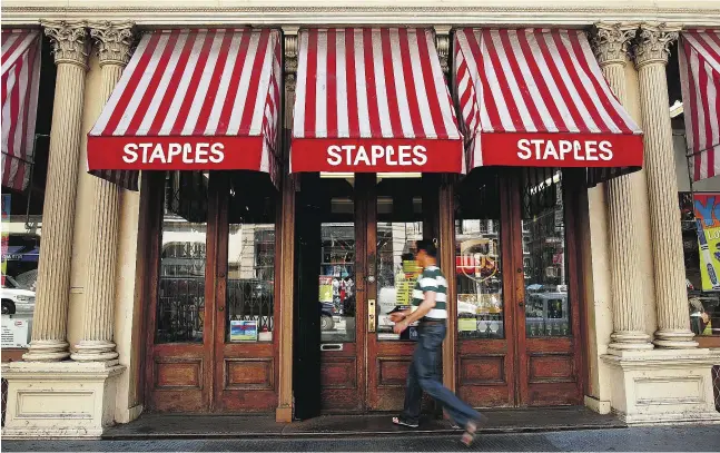  ?? Spencer Platt / Getty Images ?? Shares of Staples tumbled on Thursday, closing down 15% at US$11.35 on the Nasdaq, after posting poor numbers for the most recent quarter.