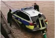  ?? FOTO: M. WOLF ?? In Düsseldorf geriet Wasser in den Motorraum eines Polizeiaut­os.