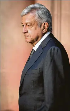  ?? Manuel Velásquez / Getty Images ?? El presidente electo de México, Andrés Manuel López Obrador, en su visita al Palacio Nacional.