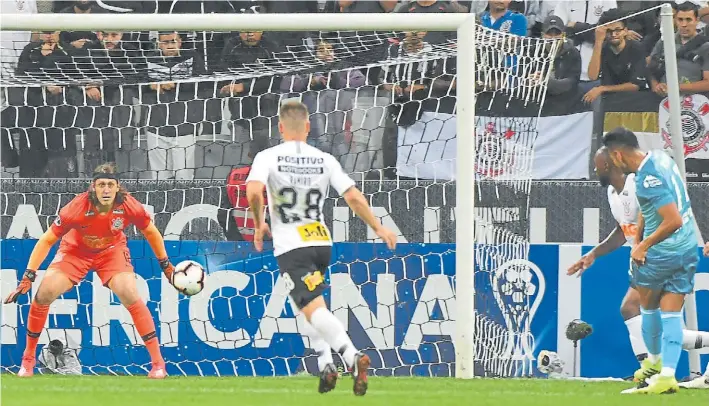  ?? AFP ?? Debut goleador. Andrés Ríos ya sacó el zurdazo que superará a Cassio. En su primer partido con la camiseta de Racing, el delantero tuvo una actuación más que correcta.