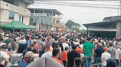  ?? Foto: EXTRA ?? Entre la tarde del lunes y la mañana de ayer aumentó el número de personas que acudía a la parroquia Venus del Río Quevedo.