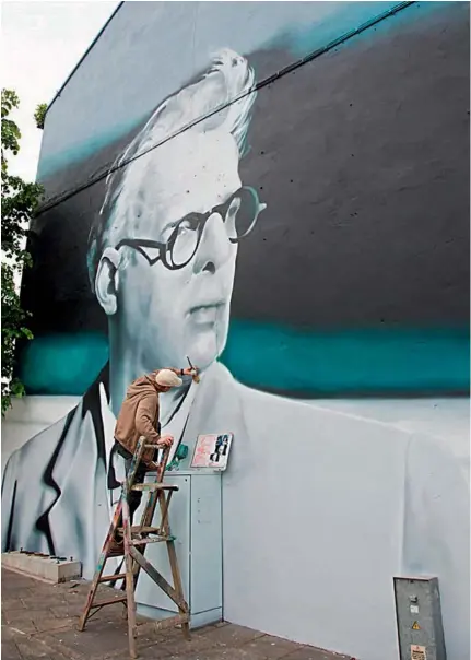  ?? / Noel Kennedy ?? Arriba, mural del 150º aniversari­o de Yeats en Iranda. Abajo, una obra de Irina Nakhova en la Bienal de Venecia.