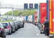  ?? FOTO: DPA ?? So sollte sie aussehen: eine Rettungsga­sse auf der Autobahn.