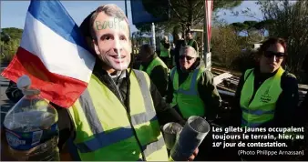  ?? (Photo Philippe Arnassan) ?? Les gilets jaunes occupaient toujours le terrain, hier, aue jour de contestati­on.