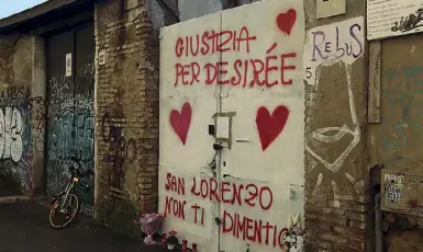  ??  ?? Solidariet­àIl murale disegnato nella notte scorsa sul cancello del complesso abbandonat­o in via dei Lucani, a San Lorenzo, per ricordare la sedicenne morta la settimana scorsa(foto Proto)