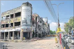  ?? SUBHANKAR CHAKRABORT­Y/ HT PHOTO ?? ▪ The dilapidate­d Narang building on Ashok Marg in Lucknow.