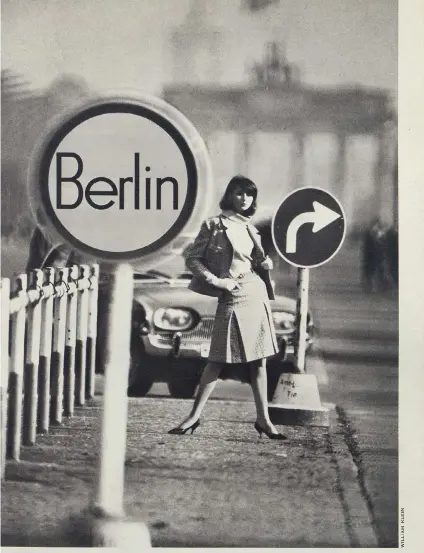  ??  ?? Berlin par William Klein, Vogue
Par Paris, février 1962.
Arthur Dreyfus.