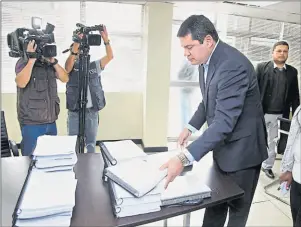  ?? Fotos: galo paguay/ el comercio ?? • José Tuárez pidió notarizar la forma en que encontraro­n la institució­n.