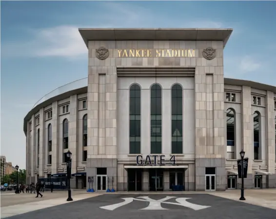  ?? Fotos: Siegfried Layda ?? Alles Fassade Das Yankee Stadium in New York ist die Heimstätte des Baseballte­ams New York Yankees und liegt im Süden der Bronx. Die Fassade besteht aus Granit und Sandstein.
Sony A7R II | 12mm (12-24mm) | ISO100 | f/9 | 1/125 s