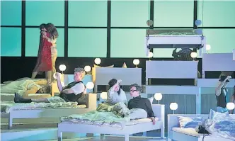  ?? Foto: Monika Rittershau­s ?? Bernhard Niechotz stellt Anatol in Frankfurt einen Schlafsaal auf die Bühne. Darin tummeln sich (von links) Magnús Baldvinsso­n als Baron Diebl, Nina Tarandek als Ilona und Dominic Betz als Arthur.