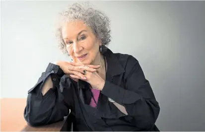  ??  ?? Man-Booker-Preis-Trägerin Margaret Atwood entwirft als bewährte Anwältin der Frauen subtile Racheszena­rien. Gerne benützt sie dafür einen abgefeimte­n Märchenton.