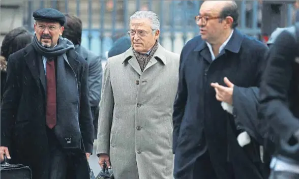  ?? CHESNOT / GETTY / ARCHIVO ?? El galerista Guy Wildenstei­n abandonand­o el tribunal de París con sus abogados, durante el juicio del pasado día 6