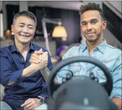  ??  ?? PROTAGONIS­TAS. Yamauchi, creador del GT Sport, con Hamilton.