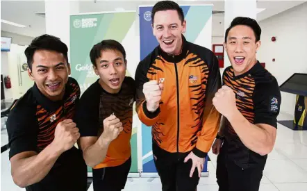  ?? — S.S.KANESAN/ The Star ?? Ready to shine: National diving coach Christian Brooker (second from right) together with (from left) Ahmad Amsyar Azman, Chew Yiwei and Ooi Tze Liang promising to give their best in Gold Coast.