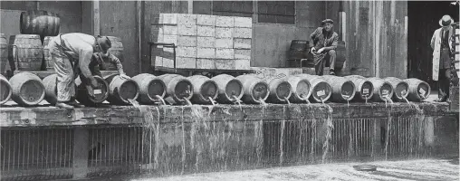  ?? [ Getty Images ] ?? Weg mit dem Teufelszeu­g! Der Inhalt von Tausenden Bierfässer­n landete während der Prohibitio­n im Hafenbecke­n von New York.