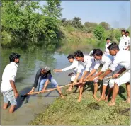  ?? IANS ?? Hindus and Muslims come together to clean river Kathina in Maholi in district Sitapur, Lucknow, Uttar Pradesh.