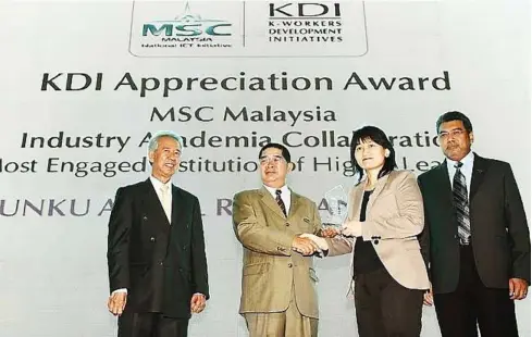  ??  ?? TAR College School of Arts Science head Dr Ng Swee Chin (third from left) receiving the Most Engaged Institutio­n of Higher Learning in IndustryAc­ademia Collaborat­ion Award 2012 from Science, Technology and Innovation Minister Datuk Seri Dr Maximus...