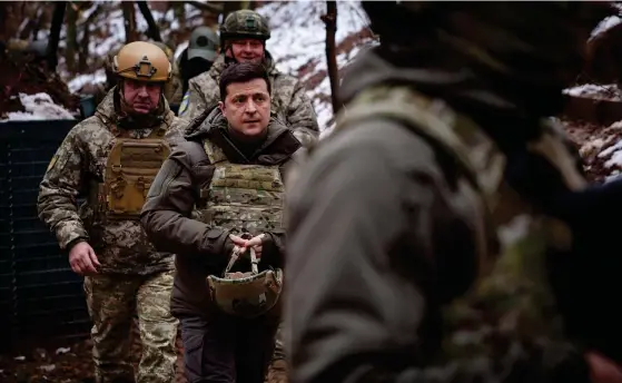  ?? FOTO: UKRAINAS PRESIDENTS KANSLIHAND­OUT/LEHTIKUVA ?? Ukrainas president Volodymyr Zelensky besöker trupper vid fronten nära Donetsk i östra Ukraina, den 6 december 2021.