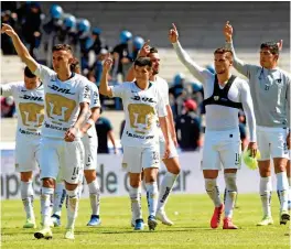  ??  ?? Jugadores de Pumas agradecen apoyo de la afición felina en el Olímpico.