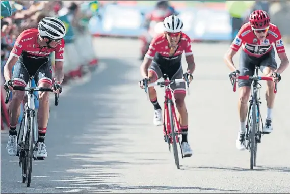  ?? FOTO: EFE ?? Alberto Contador, a la izquierda, entrando en meta junto a Jesús Hernández, compañero del Trek, y Chris Froome, que dio un golpe sobre la mesa en su intención de ganar la Vuelta