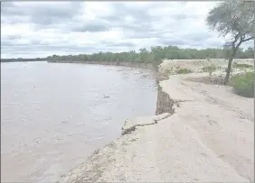  ??  ?? El Pilcomayo golpea con violencia el sector noroeste del muro defensivo de Pozo Hondo. Parte de la defensa cayó, y en caso de crecidas importante­s, el poblado será destruido.